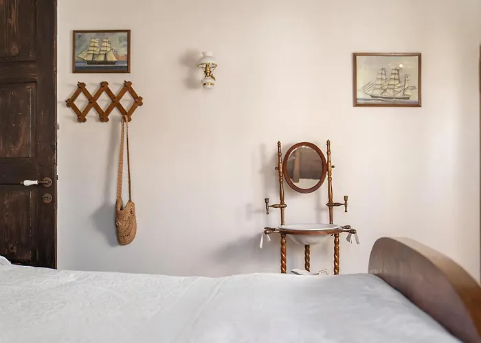 The 1813 Painter's By Neuvel Galaxidi