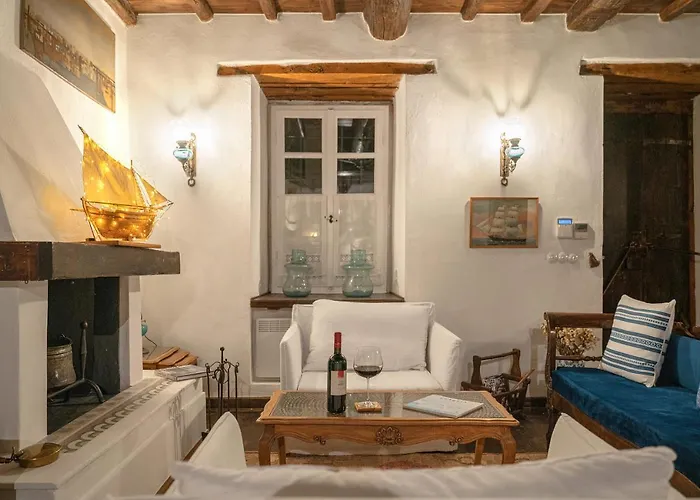 Villa The 1813 Painter's By Neuvel Galaxidi